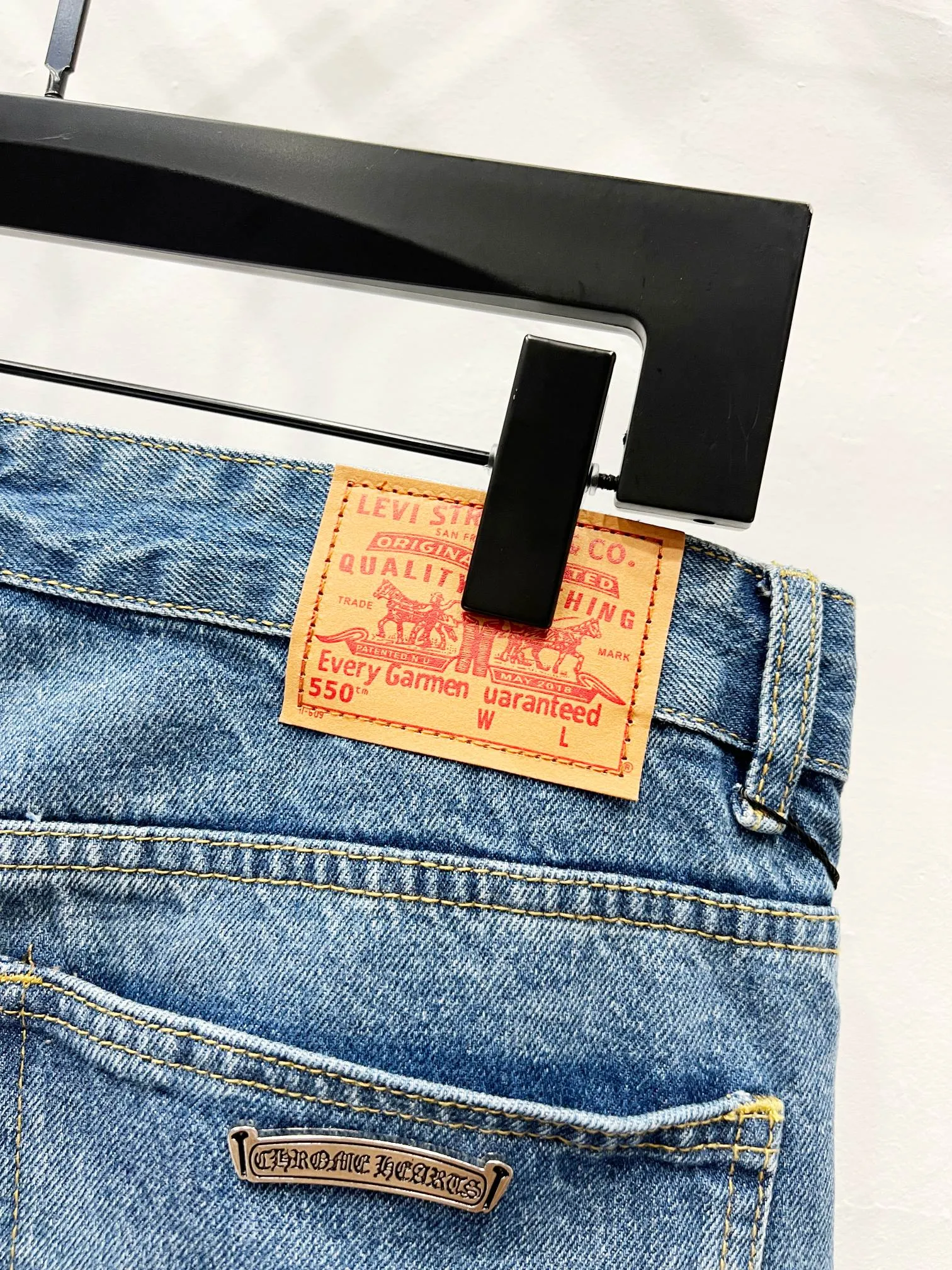 P210 Style No.: (K540) Chrome Hearts & CH city limited series Sanskrit cross patch patchwork jeans, black and white color matching - Chengdu "chengdu" jeans catering to the hometown of Chengdu giant pandas. The finished products need to be washed and then disassembled and hand-stitched with sheepskin cross skins and then spliced ​​together to complete. The whole process is too complicated to explain. The texture can be seen in the hand, and it looks good. The styles with different washed textures are very friendly to people with thin legs and thick legs. The straight version is very flattering to the leg shape. The moderate length is timeless and can be matched easily and casually. It is the basic styling foundation for various styles and is a must-have in the wardrobe! The fabric is stiff but also makes the upper body soft without losing texture. The washing process is even more perfect. It is a must-have item for everyone! ! ! Washed wheat, hang tag, pants label, three labels are complete, the upper body effect is particularly stiff and stylish, super stylish, the same style for men and women - Color: blue and black Size: 28 30 32 34